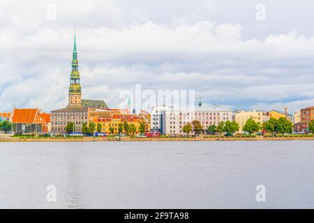 La vieille ville de riga, y compris l'église saint peters vue sur le fleuve daugava, Lettonie. Banque D'Images