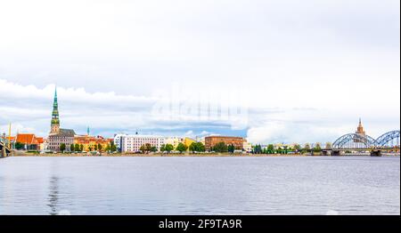 Panorama de riga incluant l'église saint peters, les hangars de zeppelin et l'académie des sciences Banque D'Images