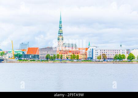 La vieille ville de riga, y compris l'église saint peters vue sur le fleuve daugava, Lettonie. Banque D'Images