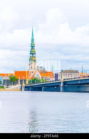 La vieille ville de riga, y compris l'église saint peters vue sur le fleuve daugava, Lettonie. Banque D'Images