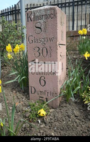 Ecosse, Ayrshire, Mauchline, 16 avril 2021. Marqueur de kilométrage en grès rouge restauré Banque D'Images