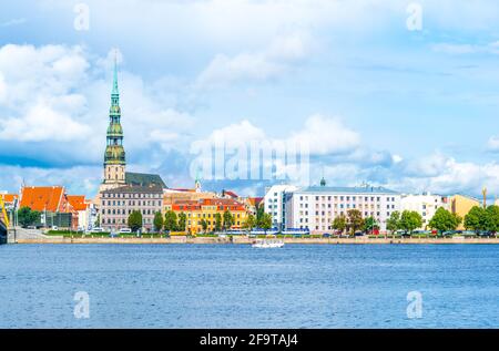 La vieille ville de riga, y compris l'église saint peters vue sur le fleuve daugava, Lettonie. Banque D'Images