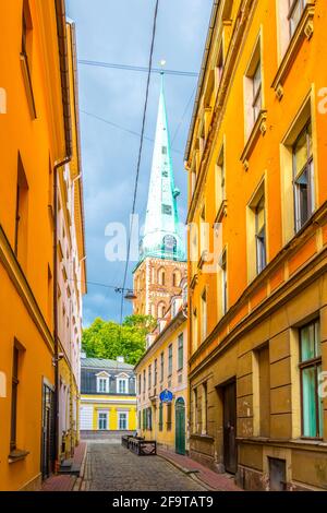 Vue sur une rue colorée de la vieille ville de riga, lettonie. Banque D'Images