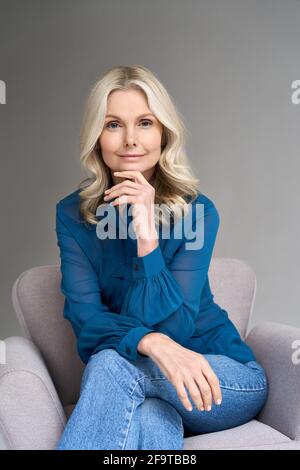 Portait vertical de heureux mature 50 ans entreprise femme isolée sur gris. Banque D'Images