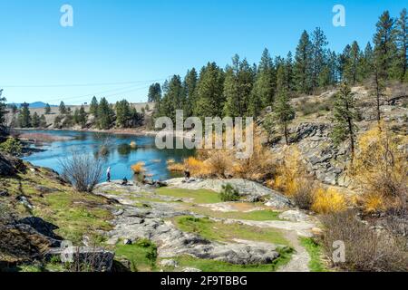 Les visiteurs apprécient une journée de printemps au Falls Park, le long de la rivière Spokane et du barrage de Post Falls, Idaho, États-Unis Banque D'Images