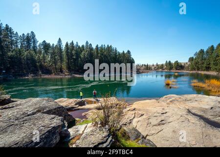 Les visiteurs apprécient une journée de printemps au Falls Park, le long de la rivière Spokane et du barrage de Post Falls, Idaho, États-Unis Banque D'Images