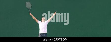 Joueur de tennis homme gagnant acclamations célébrant la victoire dans le point de match. Athlète masculin vainqueur heureux avec les bras jusqu'au ciel dans la célébration du succès et Banque D'Images