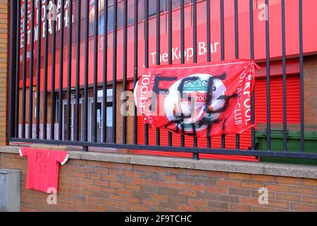 Bannières attachées à la clôture périphérique du Liverpool football Club par des fans protestant contre l'intention des clubs de rejoindre une Super League européenne. Banque D'Images