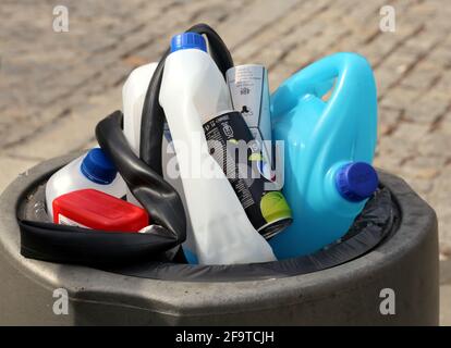 Cracovie. Cracovie. Pologne. Bouteilles en plastique qui remplissent la poubelle dans la rue. Banque D'Images