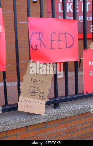 Bannières attachées à la clôture périphérique du Liverpool football Club par des fans protestant contre l'intention des clubs de rejoindre une Super League européenne. Banque D'Images