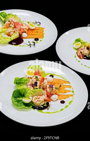 cocktail de crevettes et salade gravlax de saumon mariné avec petit bijou laitue et herbes Banque D'Images