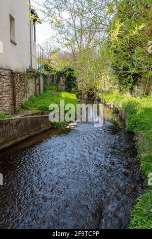 La Bièvre à Bièvres, dans le département de l'Essonne, France. La Bièvre, autrefois affluent de la Seine, s'écoule maintenant dans les égouts de Paris Banque D'Images