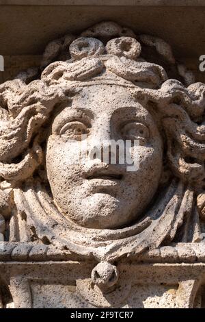 Visage de femme sculpté dans la pierre, probablement une allégorie de fortune, ornement de façade d'un ancien bâtiment à Paris, France Banque D'Images