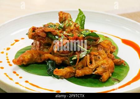 en-cas de rue indienne croustillante pâkoda frite ou pakora dans une assiette à la décoration moderne Banque D'Images