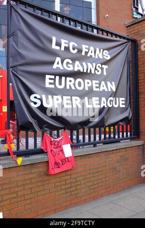 Bannières attachées à la clôture périphérique du Liverpool football Club par des fans protestant contre l'intention des clubs de rejoindre une Super League européenne. Banque D'Images