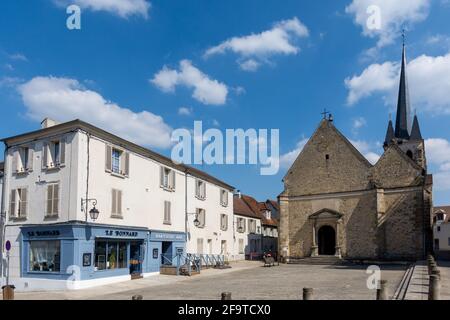 Parvis de l'église Saint-Martin de Jouy, construite au XIIIe siècle à Jouy-en-Josas, dans les Yvelines, en France Banque D'Images