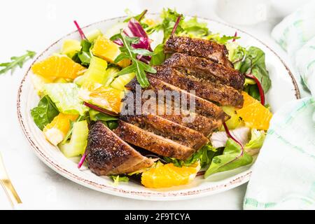 Salade avec canard cuit, mélange de salade verte et oranges. Banque D'Images