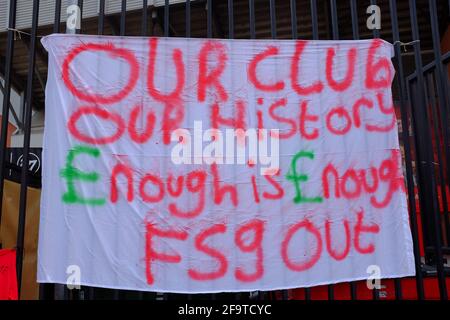 Bannières attachées à la clôture périphérique du Liverpool football Club par des fans protestant contre l'intention des clubs de rejoindre une Super League européenne. Banque D'Images