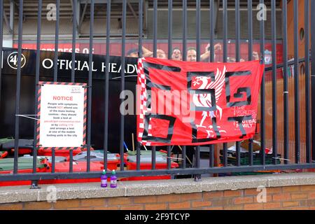 Bannières attachées à la clôture périphérique du Liverpool football Club par des fans protestant contre l'intention des clubs de rejoindre une Super League européenne. Banque D'Images