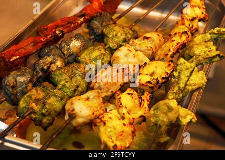 kebabs indiens tandoori multicolores et aromatisés dans une brochette, cuisine authentique Banque D'Images