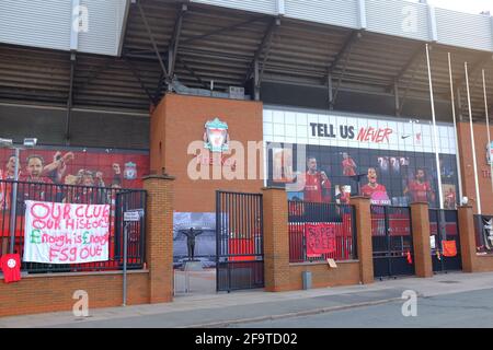 Bannières attachées à la clôture périphérique du Liverpool football Club par des fans protestant contre l'intention des clubs de rejoindre une Super League européenne. Banque D'Images