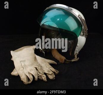 MEMORABILLA, CASQUE ET GANTS DE PILOTE NEVILLE DUKE, VENDUS AUX ENCHÈRES PAR DNW,LONDON.7/12/05 TOM PILSTON Banque D'Images