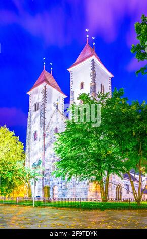 Vue de nuit de l'église saint marie dans le ville norvégienne bergen Banque D'Images