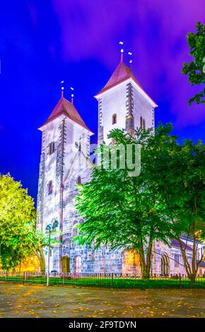 Vue de nuit de l'église saint marie dans le ville norvégienne bergen Banque D'Images