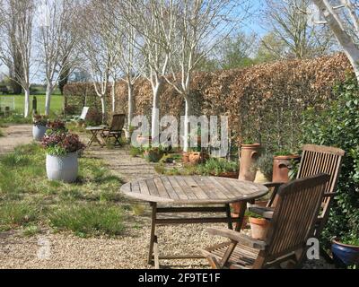 Vue sur le jardin du Bedfordshire de Kathy Brown, en journée ouverte En avril 2021 Banque D'Images