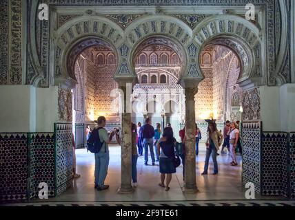 Arches islamiques dans le Palais mauresque à l'intérieur de l'Alcazar royal de Séville, Séville, Espagne Banque D'Images