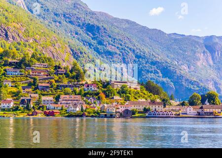 Vue sur un village en bordure du fjord d'Aurlandsfjord - site classé au patrimoine naturel de l'unesco - en Norvège Banque D'Images