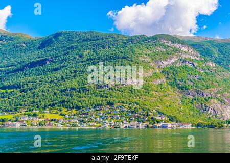 Vue sur un village en bordure du fjord d'Aurlandsfjord - site classé au patrimoine naturel de l'unesco - en Norvège Banque D'Images