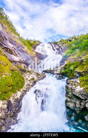 Cascade Kjosfossen géant dans Flam - Norvège Banque D'Images