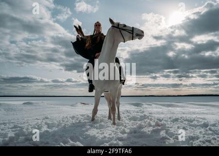 Une jeune femme viking aux poils rouges fait un cheval.Lumière spectaculaire.Jeu de rôle Banque D'Images