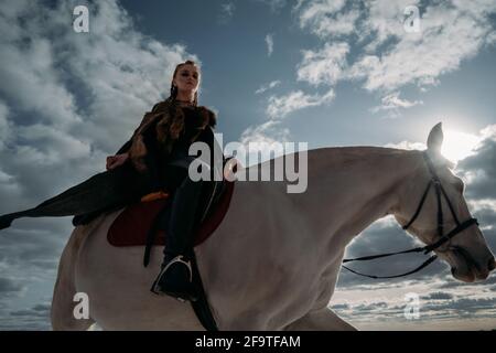 Une jeune femme viking aux poils rouges fait un cheval.Lumière spectaculaire.Jeu de rôle Banque D'Images