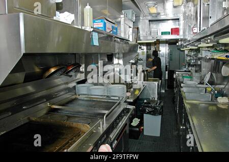 L'intérieur de la voiture de cuisine sur le train transcanadien entre Toronto et Vancouver, qui prépare les repas pour les passagers qui font le voyage de trois jours. Banque D'Images