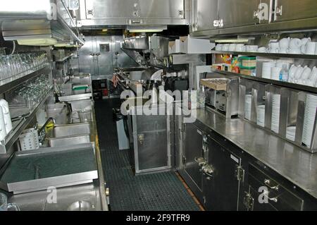 L'intérieur de la voiture de cuisine sur le train transcanadien entre Toronto et Vancouver, qui prépare les repas pour les passagers qui font le voyage de trois jours. Banque D'Images