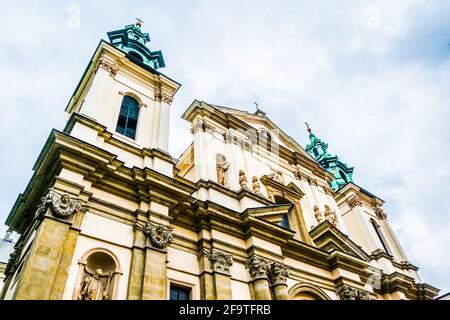 Vue sur l'église saint anna dans la ville polonaise de cracovie. Banque D'Images