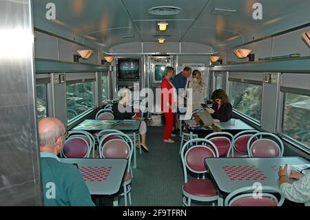 L'intérieur de la voiture-restaurant sur le train transcanadien entre Toronto et Vancouver, qui sert des repas pour les passagers qui font le voyage de trois jours. Banque D'Images