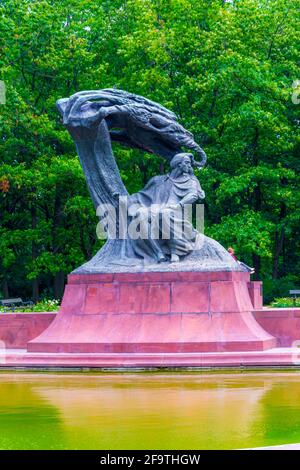 Statue de bronze de Fryderyk Chopin par Waclaw Szymanowski en Royal Parc Lazienki (Lazienki Królewskie) Varsovie Banque D'Images