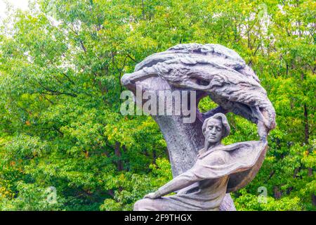 Statue de bronze de Fryderyk Chopin par Waclaw Szymanowski en Royal Parc Lazienki (Lazienki Królewskie) Varsovie Banque D'Images