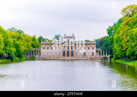 Le Palais sur l'eau, également appelé Palais Lazienki ou Palais sur l'île dans le Parc Royal Lazienki, Varsovie, Pologne Banque D'Images
