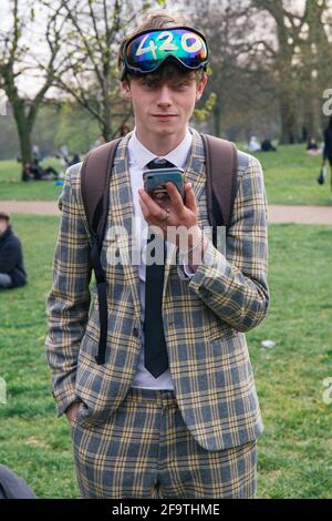 Londres, Royaume-Uni 4 avril 2021 des milliers de personnes se rassemblent à Hyde Park pour célébrer le « Weed Day » de 4/20 malgré les restrictions de la vile. La journée célèbre l'usage du cannabis et en appelle à la légalisation. Banque D'Images