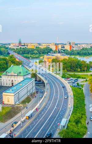 Vue aérienne du trafic sur le pont slasko-dabrowski à Varsovie, Pologne. Banque D'Images