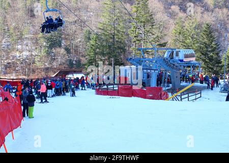 Moldavie Slanic, Bacau, Roumanie - 21 février 2021 : beaucoup de gens attendent le télésiège pour rejoindre la piste de ski de Nemira en Moldavie Slanic Banque D'Images