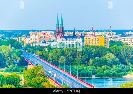 Vue aérienne du trafic sur le pont slasko-dabrowski à Varsovie, Pologne. Banque D'Images