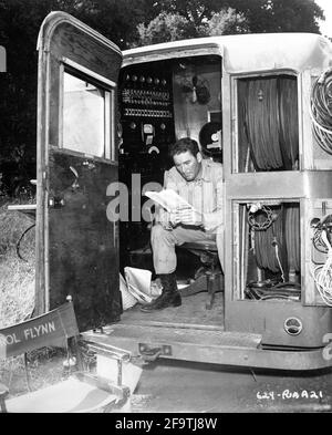 ERROL FLYNN sur le terrain Candid se détendre en voiture durant le tournage d'OBJECTIF BIRMANIE ! 1945 réalisateur RAOUL WALSH Histoire originale Alvah Bessie Music Franz Waxman producteur Jerry Wald Warner Bros. Banque D'Images