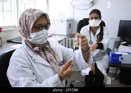 Rabat, Maroc. 20 avril 2021. Un travailleur médical se prépare à administrer une dose du vaccin COVID-19 à Rabat, au Maroc, le 20 avril 2021. Le nombre de cas COVID-19 au Maroc est passé à 506,669 mardi, 720 nouveaux cas ayant été enregistrés au cours des dernières 24 heures. Credit: Chadi/Xinhua/Alay Live News Banque D'Images