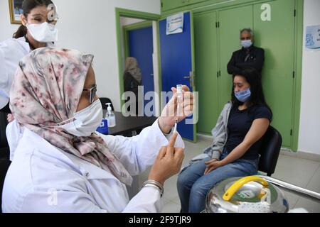 Rabat, Maroc. 20 avril 2021. Un travailleur médical se prépare à administrer une dose du vaccin COVID-19 à Rabat, au Maroc, le 20 avril 2021. Le nombre de cas COVID-19 au Maroc est passé à 506,669 mardi, 720 nouveaux cas ayant été enregistrés au cours des dernières 24 heures. Credit: Chadi/Xinhua/Alay Live News Banque D'Images