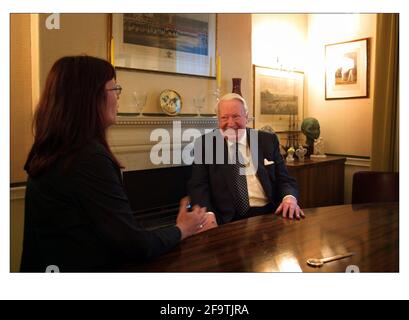 Janet Street porter interroge Sir Edward Heath à Londres en mai 2001 Banque D'Images